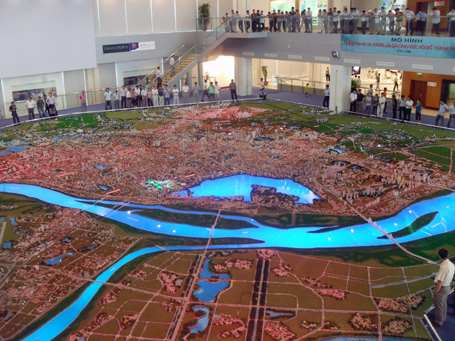 Thousands of people gather to study the Hanoi master plan